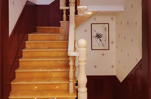 佳县中式别墅室内汉白玉石楼梯的定制安装装饰效果